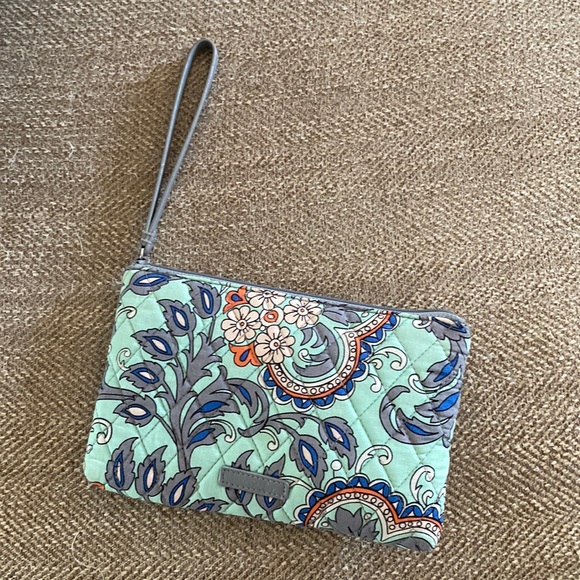 Vera Bradley Handbags - NWOT Vera Bradley wristlet